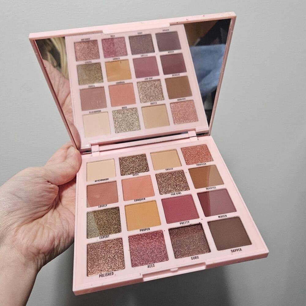 LA Girl Mastery Eyeshadow Palette ~ 16 Shades ~ Shimmers & Mattes